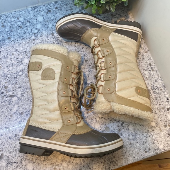 Sorel Tofino II Coated Canvas & Faux Fur Lace-Up Winter Boots womens size 6.5 - Picture 1 of 8